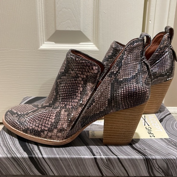 Jeffrey Campbell Rowlan Bootie - Picture 3 of 5